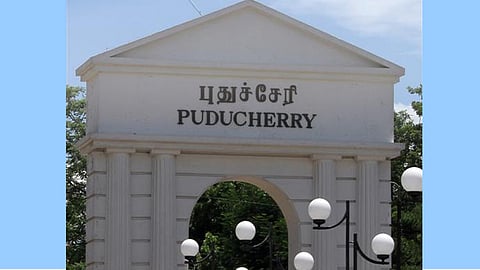 சிறுவன் பலி எதிரொலி- புதுச்சேரி கடற்கரை சாலையில் துருப்பிடித்த 
அலங்கார மின் கம்பங்கள் அகற்றம் 
