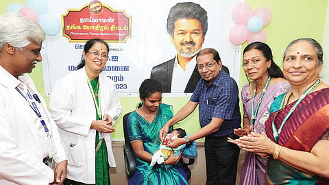 தமிழகம் முழுவதும் ஒரே நாளில் 3,297 குழந்தைகளுக்கு தங்க மோதிரம் வழங்கல்