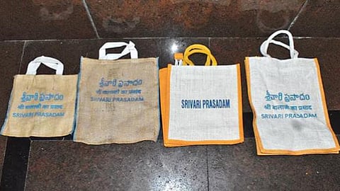 திருப்பதியில் சணல் பைகளில் லட்டு விநியோகம்