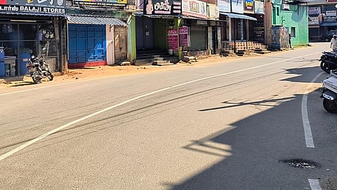 கடமலைக்குண்டுவில் 4-வது நாளாக போராட்டம்- ஆயிரத்துக்கும் மேற்பட்ட கடைகள் அடைத்து வியாபாரிகள் ஆதரவு