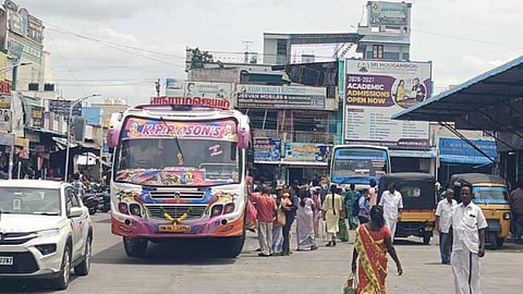 பாலக்கோடு பேருந்து நிலையத்தில் தாறுமாறாக நிறுத்தப்படும் வாகனங்கள்