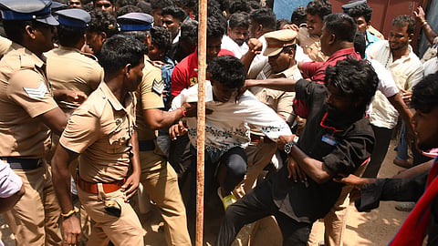 திருமாவளவனை வரவேற்க திரண்ட வி.சி.க.வினர்- போலீசாருடன் தள்ளுமுள்ளுவில் ஈடுபட்டதால் பரபரப்பு