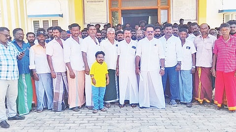 தூத்துக்குடியில் மீன்வளத்துறை அலுவலகத்தை மீனவர்கள் முற்றுகை