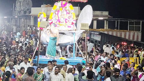 திருத்தணி முருகன் கோவிலில் வெள்ளி மயில் வாகனத்தில் சுவாமி வீதி உலா
