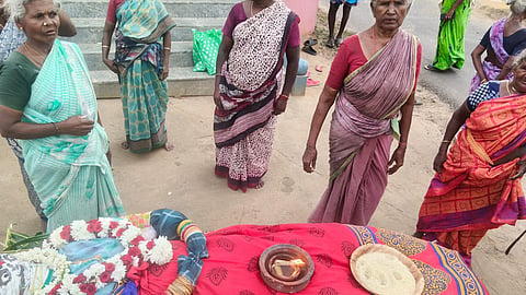 மழை வேண்டி நூதன வழிபாடு