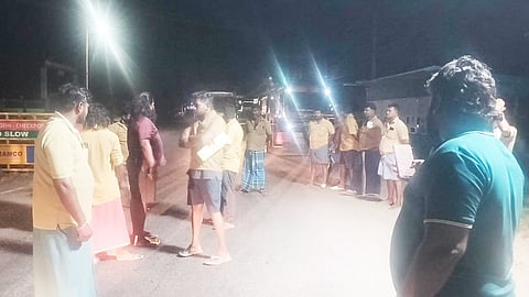 கனிம வளம் கொண்டு வந்த வாகனங்கள் தடுத்து நிறுத்தம்- டிரைவர்கள் போராட்டம்