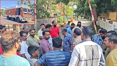 மீன் கழிவுகளை ஏற்றி வந்த லாரியை சிறைப்பிடித்த பொதுமக்கள்