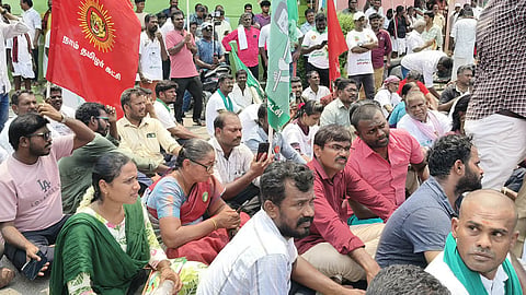 தாராபுரத்தில் நாம் தமிழர் கட்சியினர் திடீர் சாலை மறியல் 