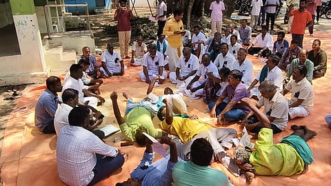 கிராம சபை கூட்டத்தில் கருப்பு பேட்ச் அணிந்து தரையில் படுத்து பொதுமக்கள் போராட்டம்