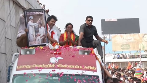 தவெக வேட்பாளர் மரகதம் குமரவேலை ஆதரித்து முதலமைச்சர் விஜய் ரோடுஷோ 