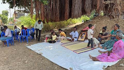 கவினின் புகைப்படத்துடன் பெற்றோர் போராட்டத்தில் ஈடுபட்ட காட்சி.