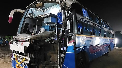 2 ஆம்னி சொகுசு பஸ்கள் மோதல்- 10 பயணிகள் காயம்
