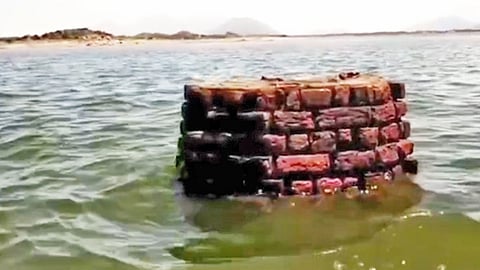 மேட்டூர் அணையில் மூழ்கியிருந்த தேவாலயகோபுரம் வெளியே தெரிய தொடங்கியது 