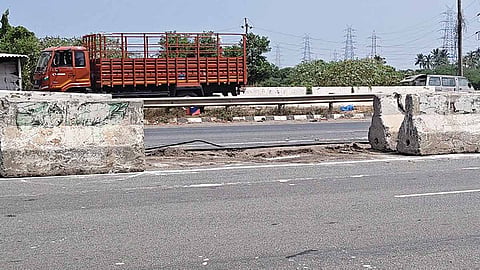 சென்னை-கொல்கத்தா தேசிய நெடுஞ்சாலையில் தற்காலிகமாக அகற்றப்பட்ட தடுப்புச் சுவர்.