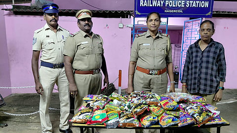 நாகர்கோவில் வந்த வட மாநில ரெயிலில் 10 கிலோ குட்கா சிக்கியது