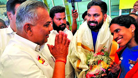 பட்டினி கிடந்து எனக்கு ‘ஷூ’ வாங்கி கொடுத்த தந்தைக்கு வெற்றியை சமர்ப்பிக்கிறேன்-   வித்யா ராம்ராஜ் உருக்கம்