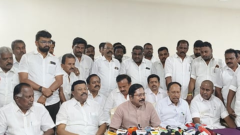 விஜய் ஆட்சியை த.வெ.க. எம்.எல்.ஏ.க்களே கவிழ்த்து விடுவார்கள்- தினகரன்