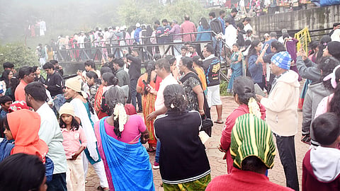 தொடர் விடுமுறையையொட்டி கொடைக்கானலுக்கு படையெடுத்த சுற்றுலா பயணிகள்