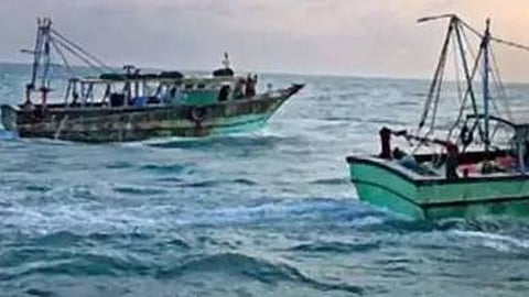 நடுக்கடலில் விசைப்படகு-நாட்டுப்படகு மீனவர்கள் மோதல்: போலீசார் விசாரணை