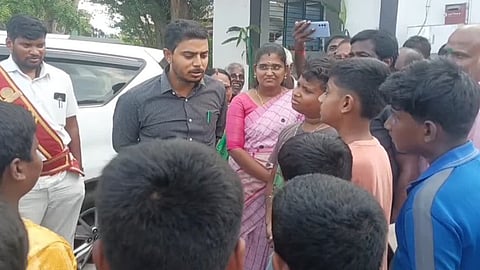 காலாண்டு  விடுமுறை போதுமானதாக இல்லை: கலெக்டரிடம் கோரிக்கை வைத்த மாணவர்கள் 