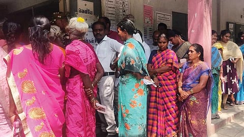 வாக்களிக்க வரிசையில் காத்து இருக்கும் வாக்காளர்கள்