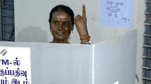 வாக்கினை செலுத்திய அதிமுக வேட்பாளர் பானுமதி