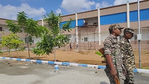மதுராந்தகம் தொகுதியில் பதிவான வாக்குகள் வைக்கப்பட்டுள்ள ஆத்தூரில் உள்ள சமூக மேம்பாட்டு கழக ஒருங்கிணைந்த பயிற்சி மையத்தில் பாதுகாப்பு போடப்பட்டுள்ளது.
