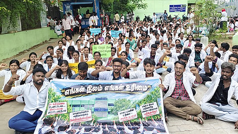 நெல்லை அரசு சித்த மருத்துவ கல்லூரி மாணவ-மாணவிகள் உள்ளிருப்பு போராட்டம்