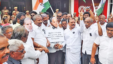 தலைமை தேர்தல் ஆணையர் பதவி விலக வலியுறுத்தி நெல்லையில் காங்கிரசார் சாலை மறியல்