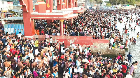 மகாளய அமாவாசை- ராமேசுவரம் அக்னி தீர்த்தக்கடலில் பக்தர்கள் புனித நீராடி முன்னோர்களுக்கு தர்ப்பணம்