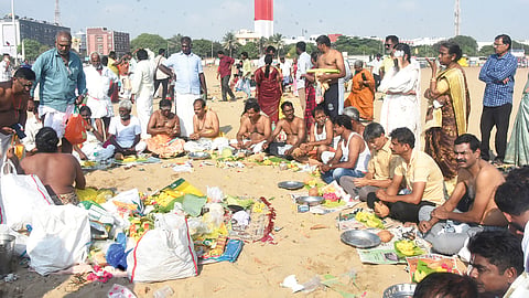 மகாளய அமாவாசையை முன்னிட்டு முன்னோருக்கு தர்ப்பணம் செய்து வழிபட்ட மக்கள்