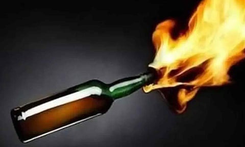 ஒர்க்‌ஷாப் மீது பெட்ரோல் குண்டு வீச்சு- 2 வாலிபர்கள் கைது