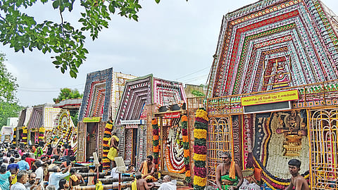 தசரா திருவிழா முதல் நாள் பாளை ராமசுவாமி கோவில் திடலில் அணிவகுத்த 11 அம்மன் சப்பரங்கள்