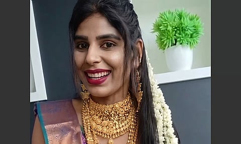 பெண் யூடியூபர் மதுமிதா மீது திருட்டு வழக்குப்பதிவு