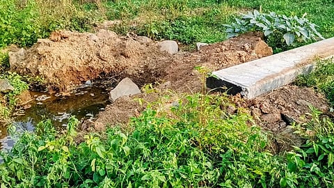 சின்னம்பள்ளி அருகே ஒகேனக்கல் குடிநீர் குழாய் சேதம்