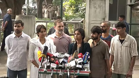 டெல்லி காவல்துறையின் தாக்குதலால் கேட்கும் திறனை இழந்த மாணவி - அன்று பெல்லட் துப்பாக்கி... இன்று தடியடி!
