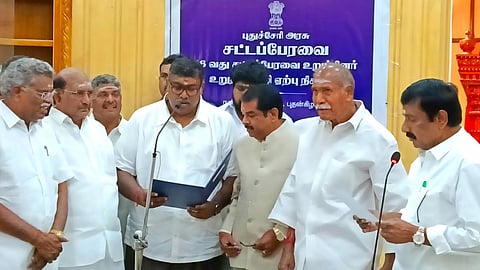 அசோக் ஆனந்த் எம்.எல்.ஏ.வாக பதவி ஏற்பு