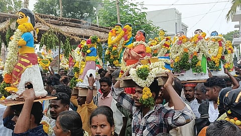 புரட்டாசி பொங்கல் விழாவில் 3 ஆயிரத்திற்கும் மேற்பட்ட களிமண் சிலை எடுத்து நேர்த்திக்கடன்