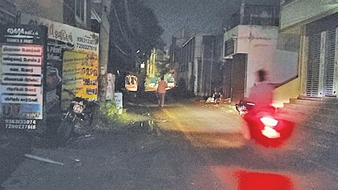 செங்குன்றம் அருகே தெரு விளக்குகள் இல்லாததால் இருளில் மூழ்கும் சாலைகள்- வாகன ஓட்டிகள் அச்சம்