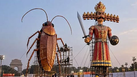 ராவணன் உருவ பொம்மையுடன்  'கரப்பான்பூச்சி' உருவ பொம்மை