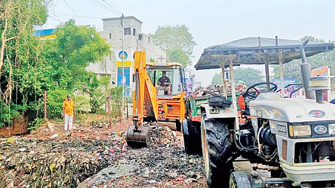 தஞ்சையில் மழைநீர் வடிகாலில் தேங்கிய குப்பைகள் அகற்றி தூர்வாரும் பணி தீவிரம் 