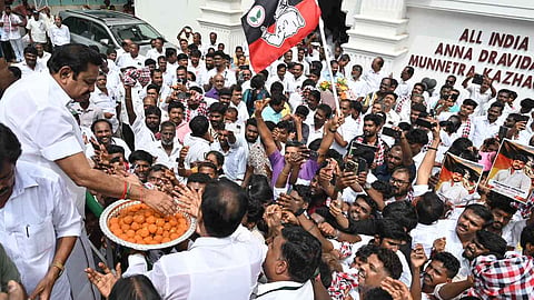எடப்பாடி பழனிசாமி தொண்டர்களுக்கு  இனிப்பு வழங்கினார்