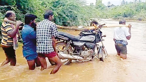 பாலாற்றில் வெள்ளப்பெருக்கு ஏற்பட்டுள்ளதால் 3 கிராமங்களுக்கு போக்குவரத்து துண்டிப்பு