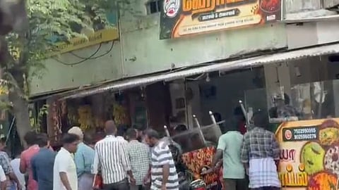 ஓட்டலுக்குள் புகுந்த கார்- பெண் உரிமையாளர் உள்பட 4 பேர் காயம் 