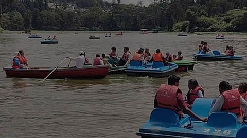 கோவையில் ஆயுத பூஜை தொடர் விடுமுறையையொட்டி  சுற்றுலா தலங்களில் குவிந்த மக்கள்