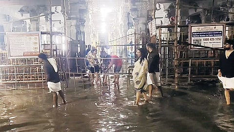 கனமழை: ராமேசுவரம் கோவிலுக்குள் தண்ணீர் புகுந்ததால் பக்தர்கள் அவதி- மின்னல் தாக்கி ஒருவர் பலி