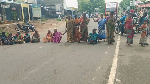 சாயக்கழிவு கொட்டுவதை தடுக்க கோரி பெண்கள் சாலை மறியல்