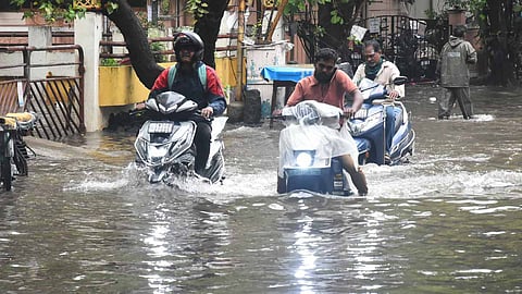 தாழ்வான பகுதியில் சூழ்ந்த வெள்ளம்