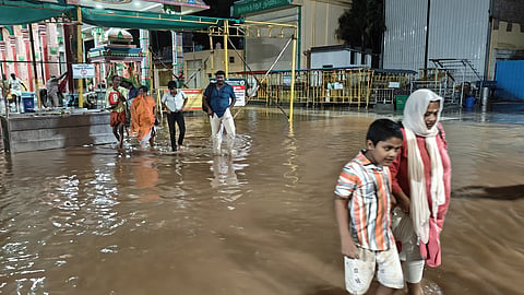 கோவையில் பெய்த கனமழையால் மருதமலை கோவிலை சூழ்ந்த வெள்ளம் வடியத் தொடங்கியது