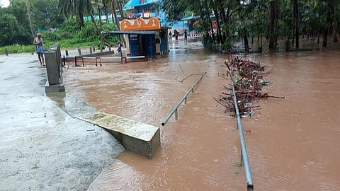 கனமழை- வெள்ளத்தில் சாலை மூழ்கியதால் 10 கிராமங்கள் துண்டிப்பு